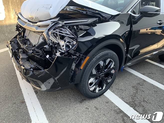 7일 오전 광주 서구 무진대로 일대에서 기아 오토랜드 광주공장 완성차 로드탁송 중이던 SUV 차량이 사고 발생으 크게 파손돼 있다. (독자제공) 2022.12.8/뉴스1 ⓒ News1