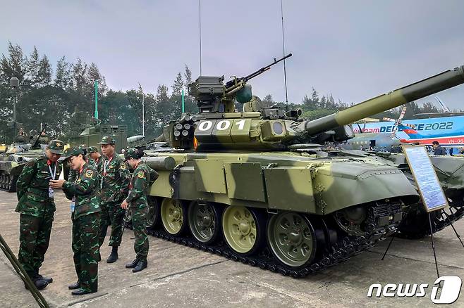 8일 베트남 하노이에서 열린 '베트남 국제 방위 엑스포 2022'에서 전차가 전시된 모습. 2022.12.08/뉴스1 ⓒ 로이터=뉴스1 ⓒ News1 김민수 기자