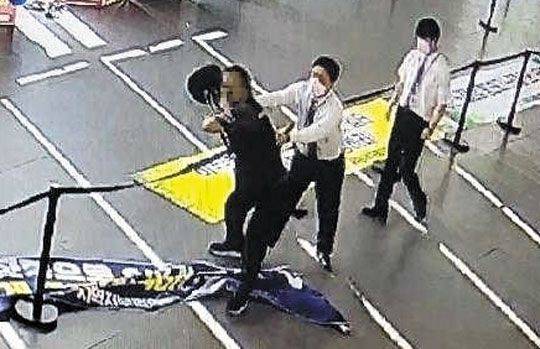 7㎏짜리 차단봉 집어던지는 민노총 간부 - 지난 7월 서울 송파구 쿠팡 본사에서 민노총 김모 지부장이 7㎏짜리 차단봉을 집어 던지는 모습. /쿠팡