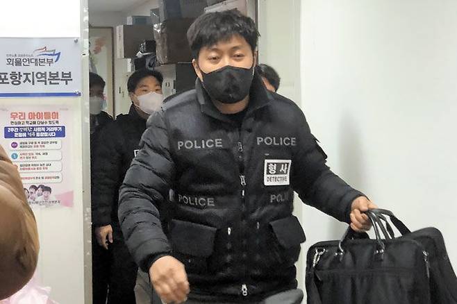 화물연대 포항본부 압수수색 - 7일 경북경찰청 수사관이 경북 포항시 남구 근로자종합복지관에 위치한 화물연대 포항지역본부에서 압수수색을 하고 있다. 앞서 지난달 30일과 지난 1일 화물연대 포항본부의 50대 조합원은 운송사 관계자들에게‘파업에 동참하지 않으면 보복하겠다’는 협박 문자를 보냈다. /뉴시스