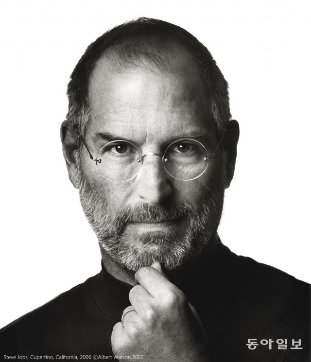 왓슨이 2006년 촬영한 애플 창업자 스티브 잡스의 초상 사진. 이날 촬영 후 잡스는 “이 사진은 살면서 찍은 사진 중 가장 맘에 든다”라고 말했고, 그의 사망 후 자서전 표지로 쓰였다. 작가 제공