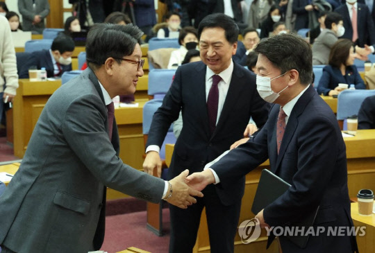 7일 국회 의원회관에서 열린 국민의힘 친윤(친윤석열)계 의원들이 주축이 된 공부 모임 '국민공감' 첫 모임에서 권성동 의원(왼쪽)과 안철수 의원이 악수하고 있다.<연합뉴스>