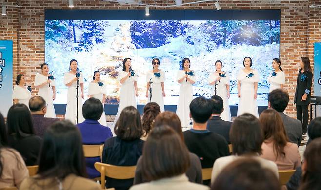 지난 7일 코웨이 본사 G타워에서 진행된 창단식에서 코웨이 물빛소리 합창단이 첫 공연을 선보이고 있다.