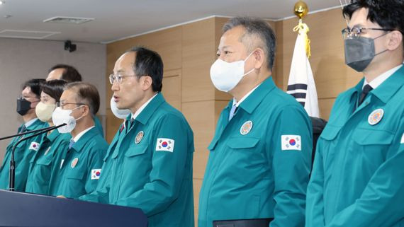 추경호 부총리 겸 기획재정부 장관이 8일 서울 종로구 정부서울청사 브리핑실에서 철강ㆍ석유화학 업무개시명령 발동에 대한 브리핑을 하고 있다. 이날 브리핑에는 원희룡 국토교통부 장관과 한동훈 법무부 장관, 이상민 행안부 장관, 이창양 산업통상자원부 장관, 이정식 고용노동부 장관, 이영 중소벤처기업부 장관, 조승환 해양수산부 장관, 윤희근 경찰청장이 참석했다. 사진=서동일 기자