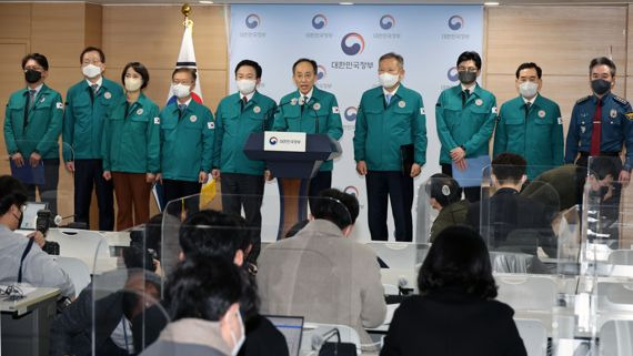 추경호 부총리 겸 기획재정부 장관이 8일 서울 종로구 정부서울청사 브리핑실에서 철강ㆍ석유화학 업무개시명령 발동에 대한 브리핑을 하고 있다. 이날 브리핑에는 원희룡 국토교통부 장관과 한동훈 법무부 장관, 이상민 행안부 장관, 이창양 산업통상자원부 장관, 이정식 고용노동부 장관, 이영 중소벤처기업부 장관, 조승환 해양수산부 장관, 윤희근 경찰청장이 참석했다. 사진=서동일 기자