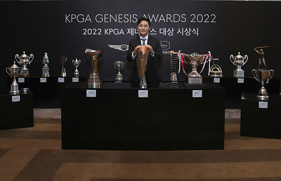 한국프로골프(KPGA) 코리안투어를 마무리하는 '2022 KPGA 제네시스 대상 시상식'에서 상금왕, 대상 등을 수상한 김영수 프로. 사진제공=KPGA