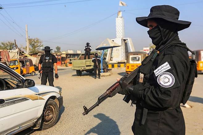 6일(현지시각) 아프가니스탄 잘랄라바드 거리의 검문소에서 탈레반 대원이 경계를 서고 있다. 잘랄라바드/AFP 연합뉴스