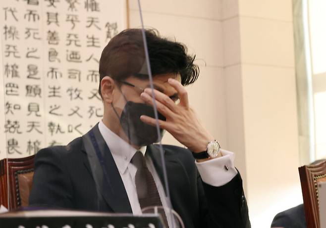 한동훈 법무부 장관이 7일 국회에서 열린 법제사법위원회에서 안경을 고쳐 쓰고 있다. 연합뉴스