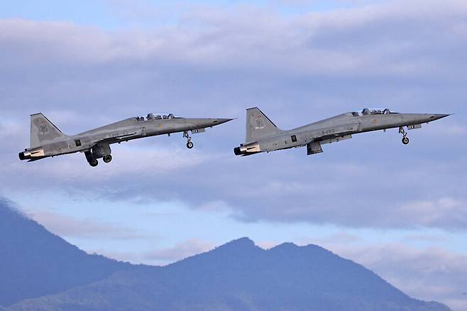지난달 대만 공군 전투기들이 비행 훈련을 하고 있다. 로이터 연합뉴스