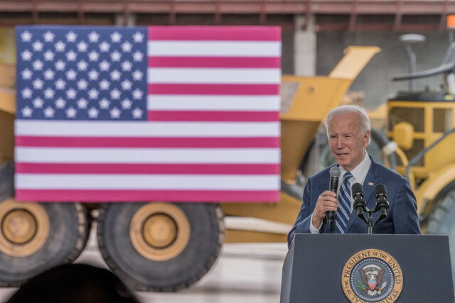 조 바이든 미국 대통령이 6일 애리조나 주 피닉스에 대만 반도체 기업 TSMC가 건설하는 반도체 공장 장비 반입식에서 “미국 제조업이 돌아왔다”고 연설하고 있다. 피닉스/EPA 연합뉴스