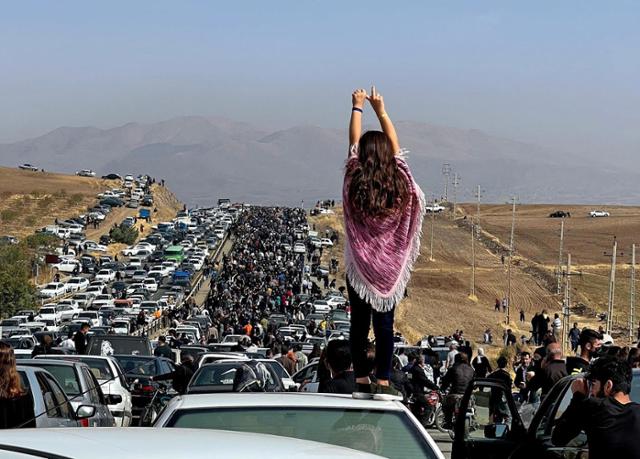 마흐사 아미니가 의문사한 지 40일이 된 지난 10월 26일(현지시간) 그가 잠들어 있는 이란 서부 사케즈로 향하는 반정부 시위대 행렬이 줄을 잇고 있다. 사케즈=AFP 연합뉴스