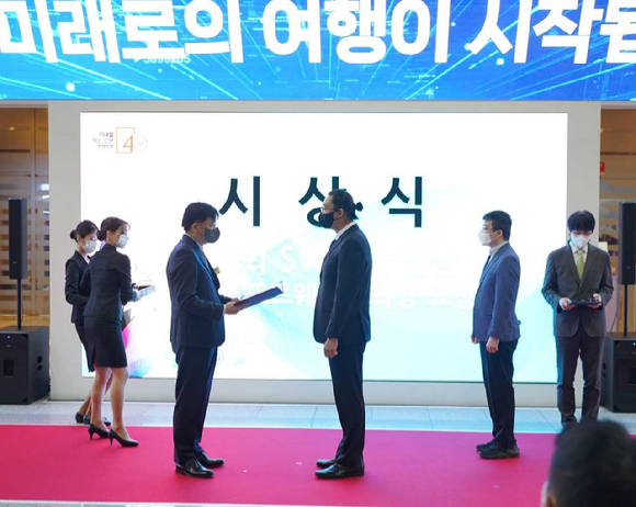 권경진 컴투버스 수석(가운데)이 제1회 대한민국 소프트웨어 기술인상을 수상했다. [사진=컴투스]