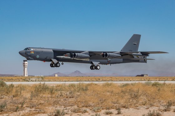 미국 공군은 B-52H 전략폭격기에 장착한 '애로우'(ARRW) 극초음속 미사일을 지난 5월과 7월 시험발사해 성공했다. 사진은 지난 2020년 8월 8일 미 캘리포니아주 에드워즈 공군기지에서 B-52H가 이륙하는 모습. 사진 미 공군