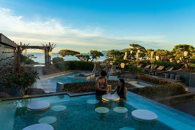 씨메르 한편에 자리한 아쿠아바. 뜨끈한 온천물에 몸을 담그고 맥주나 간단한 스낵을 즐길 수 있다.