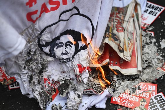 페루 시민들이 카스티요의 얼굴이 새겨진 티셔츠를 불태우고 있다. AFP=연합뉴스