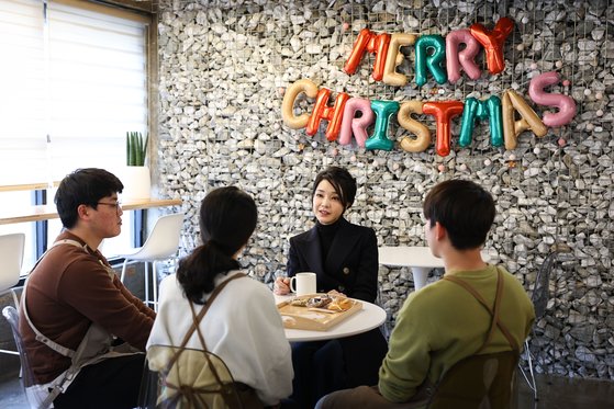 김건희 여사가 부산 ‘몽실커피’를 방문해 이야기를 나누고 있다. 사진 대통령실