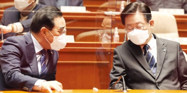 더불어민주당 이재명 대표(오른쪽)와 박홍근 원내대표가 7일 열린 의원총회에서 대화하고 있다.  /연합뉴스