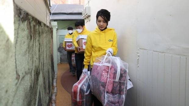 쪽방촌에 생필품 전달하는 김건희 여사. 연합뉴스