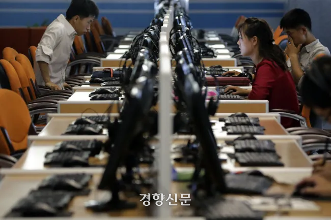 북한 평양의 과학기술전당에서 컴퓨터를 사용하는 시민들. AP/연합뉴스