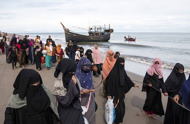 로힝야족 난민들이 지난달 16일(현지시간) 인도네시아 아체 북부에 상륙해 임시 거처로 향하고 있다. AP연합뉴스