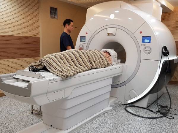 (자료사진)부산의 한 병원에서 환자가 MRI촬영을 하고 있다. 국제신문DB