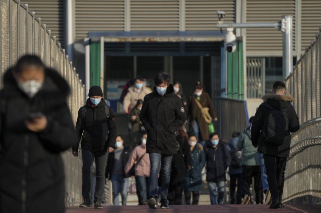 8일 오전 중국 베이징의 한 지하철역에서 마스크를 쓴 시민들이 출근하고 있다. 중국 정부는 전날 상시적인 유전자증폭(PCR) 검사를 폐지하고 코로나19 감염자의 자가격리를 허용하는 내용의 제로 코로나 완화 조치를 발표했다. AP연합뉴스