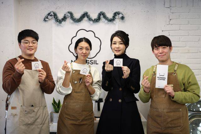김건희 여사가 8일 부산 금정구 몽실커피를 방문해 자립준비청년 창업자들과 대화한 뒤 기념촬영을 하고 있다. 이 카페는 아동양육 시설에서 성장한 청년들이 창업한 곳으로, 이 청년들은 다른 자립준비청년들을 돕고 있다. 대통령실 제공
