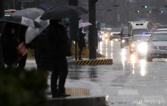 서울 종로구 광화문네거리에서 시민들이 발걸음을 옮기고 있다. /사진=김휘선 기자 hwijpg@