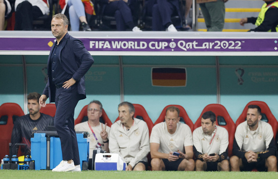 독일축구협회가 카타르월드컵 조별라운드 탈락에도 한지 플릭 감독에게 유로 2024까지 대표팀을 맡기기로 결정했다. 사진은 카타르월드컵 코스타리카전 당시 팀을 이끌고 있는 플릭 감독. /사진=로이터