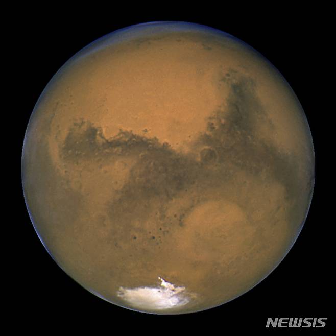 [나사=뉴시스/AP] 고구려천문과학관은 이날 오후 6시부터 태양계 행성 가운데 화성이 밝게 빛나는 것을 볼 수 있다고 밝혔다. 2022.05.20