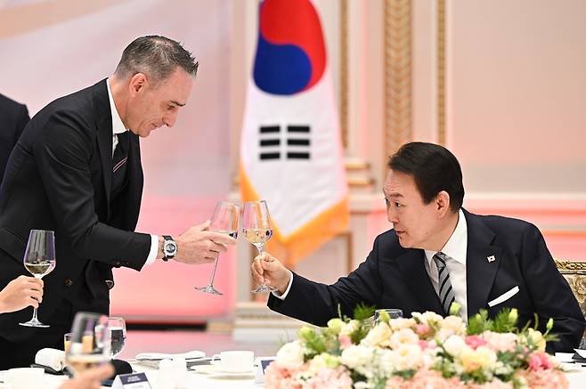 [서울=뉴시스] 윤석열 대통령이 8일 청와대 영빈관에서 열린 카타르 월드컵 축구 국가대표팀 환영 만찬에서 파울루 벤투 감독과 건배하고 있다. (사진=대통령실 제공) 2022.12.08. photo@newsis.com *재판매 및 DB 금지