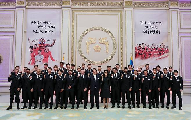 [서울=뉴시스] 윤석열 대통령과 부인 김건희 여사가 8일 청와대 영빈관에서 열린 카타르 월드컵 축구 국가대표팀 환영 만찬에서 파울로 벤투 감독 및 선수단, 코치진 등 참석자들과 기념촬영을 하고 있다. (사진=대통령실 제공) 2022.12.08. photo@newsis.com *재판매 및 DB 금지