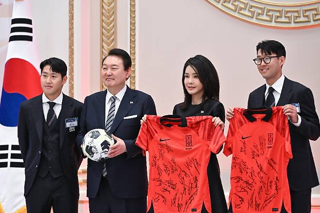 윤석열 대통령과 김건희 여사가 8일 청와대 영빈관에서 열린 축구 국가대표팀 환영 만찬에서 손흥민 선수와 이강인 선수로부터 축구공과 유니폼을 선물받은 뒤 기념촬영을 하는 모습. 연합뉴스