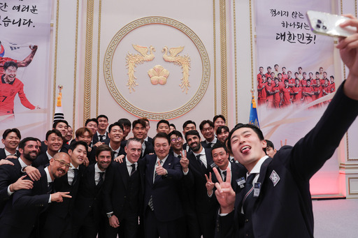 윤석열 대통령이 8일 오후 청와대 영빈관에서 열린 카타르 월드컵 축구 국가대표팀 환영 만찬에서 파울루 벤투 감독을 비롯한 코칭스태프 및 선수들과 셀카를 찍고 있다. 대통령실 제공