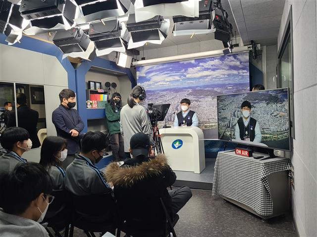 지난 5일 서울 광진구청 인터넷방송국에서 열린 ‘미디어스쿨’에서 한 참가자가 아나운서 직업을 체험하고 있다.광진구 제공