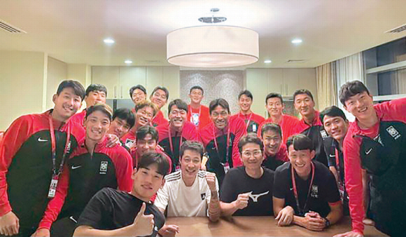 한국 축구 국가대표팀과 안덕수(가운데 흰색 반팔티) 트레이너.안덕수 트레이너 인스타그램