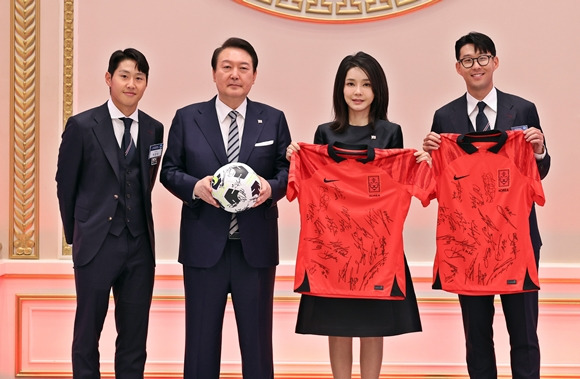 손흥민·이강인 선수에게서 축구공과 유니폼 선물받은 윤 대통령 부부-윤석열 대통령과 김건희 여사가 8일 청와대 영빈관에서 열린 축구 국가대표팀 환영 만찬에서 손흥민 선수와 이강인 선수로부터 축구공과 유니폼을 선물받은 뒤 기념촬영을 하고 있다.  2022.12.8 연합뉴스