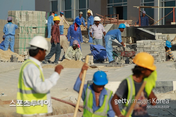 카타르의 이주노동자들 / 사진=Gettyimages 제공