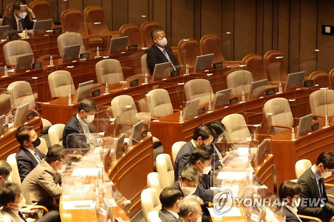 이상민 행정안전부 장관 해임안 본회의 보고 (서울=연합뉴스) 백승렬 기자 = 자신에 대한 해임안이 보고된 이상민 행정안전부 장관이 8일 국회에서 열린 본회의에서 행정안전위원회 관련 법안 처리 결과를 보며 자리에 앉아 있다. 2022.12.8 srbaek@yna.co.kr