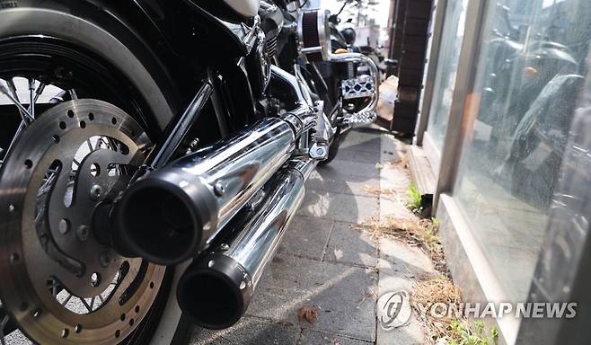 지난 3월 15일 서울 시내에 오토바이들이 서 있다. [연합뉴스 자료사진]