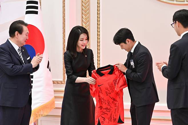 윤 대통령 부부에 유니폼 선물하는 손흥민·이강인<저작권자(c) 연합뉴스, 무단 전재-재배포 금지>