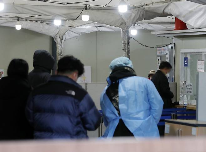 지난달 30일 오전 서울 송파구보건소에 마련된 신종 코로나바이러스 감염증(코로나19) 선별진료소에서 시민들이 PCR검사를 받기 위해 차례를 기다리는 모습/뉴스1
