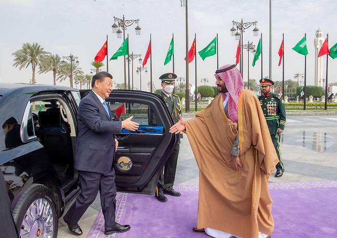 사우디아라비아를 방문한 시진핑(왼쪽) 중국 국가주석을 8일(현지 시각) 무함마드 빈 살만 사우디 왕세자가 수도 리야드에서 환대하고 있다. 시 주석은 10일까지 사우디에 머문다./로이터 연합뉴스