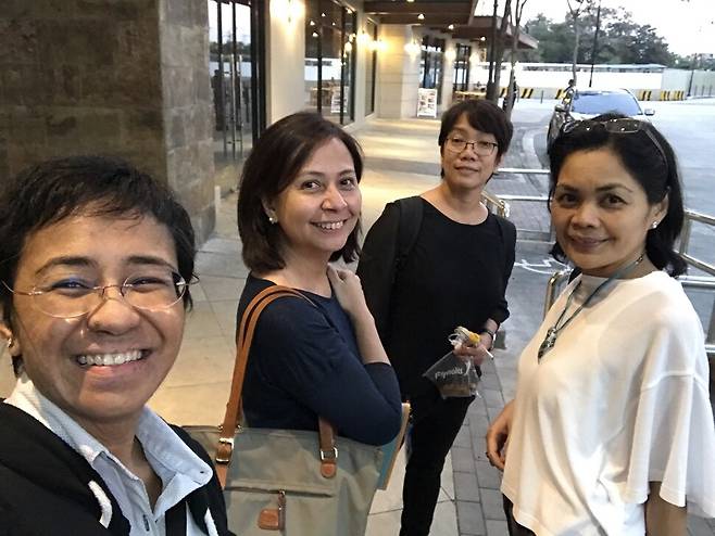 2021년 노벨평화상 수상자인 필리핀 언론인 마리아 레사(맨 왼쪽)가 2017년 3월 온라인 탐사 보도 매체 <래플러>의 공동 설립자들과 함께 마닐라의 한 쇼핑몰 바깥에서 즉석 사진을 찍었다. 북하우스 제공