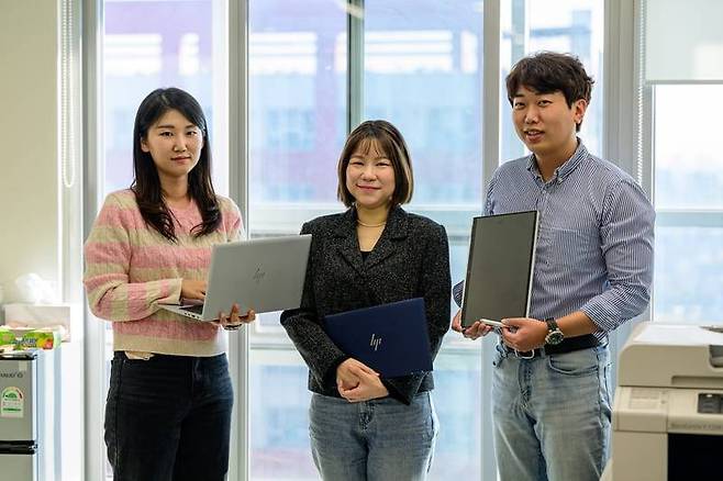 왼쪽에서부터 에스오에스랩의 총무팀 이경은 대리, 디자인팀 이선우 과장, 영업팀 이상빈 차장