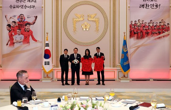 8일 저녁 청와대 영빈관에서 축구 국가대표팀 환영 만찬이 열린 가운데 윤석열 대통령과 김건희 여사가 손흥민, 이강인 선수에게 선물을 받고 있다. 대통령실사진기자단