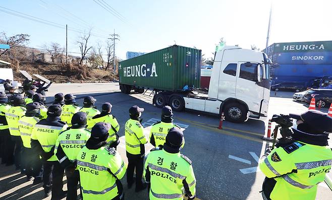 5일 오후 경기도 의왕시 내륙컨테이너기지(ICD)에서 경찰 호위 아래 컨테이터 차량이 오가고 있다. 연합뉴스