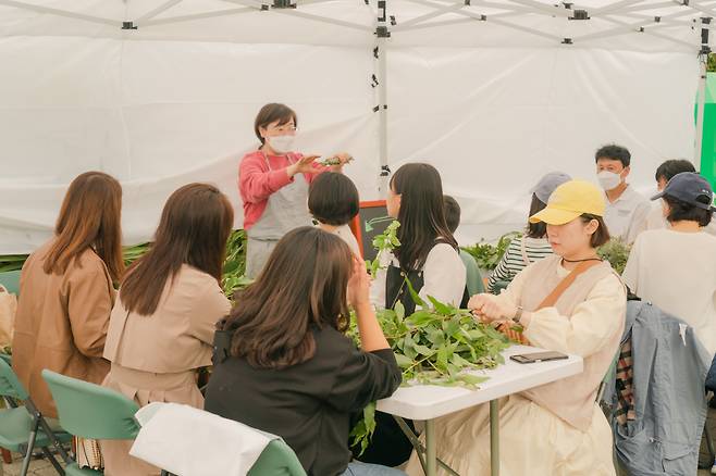 Travelers participate in a cooking session using local produce at a farm in Suncheon, South Jeolla Province. (Suncheon Travel Durei)