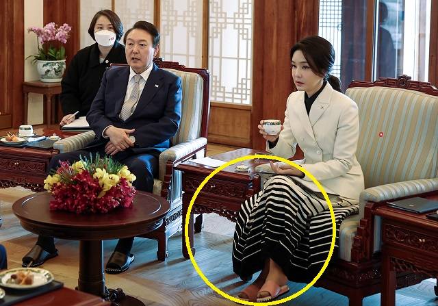 윤석열 대통령과 김건희 여사가 지난 6일 오후 청와대 상춘재에서 응우옌 쑤언 푹 베트남 국가주석과 차담을 하고 있다. 대통령실 제공