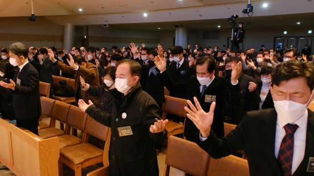 제5회 지역교회 파트너십 및 섬김마당 참석자들이 8일 서울 영등포구 신길교회에서 교회 부흥을 위해 기도하고 있다. 신길교회 제공